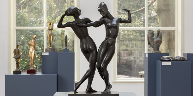 Blick in die Ausstellung, tanzendes Paar von Milly Steger im Vordergrund Blick in die Ausstellung, tanzendes Paar von Milly Steger im Vordergrund