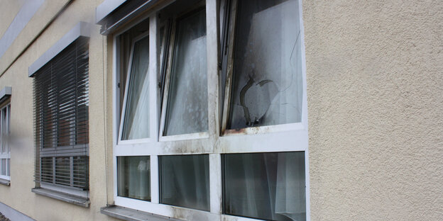 Ein verrußtes, eingeschlagenes Fenster Ein verrußtes, eingeschlagenes Fenster