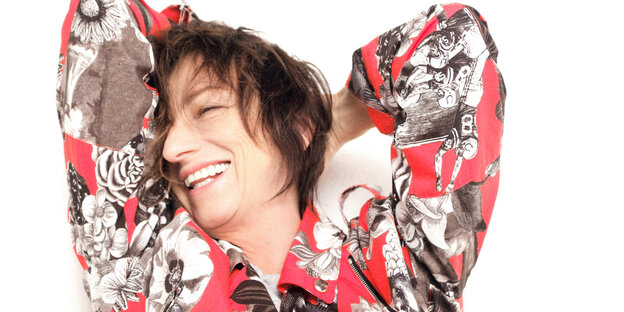 Gianna Nannini verschränkt lächend die Arme hinter dem Kopf Gianna Nannini verschränkt lächend die Arme hinter dem Kopf