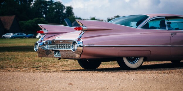 Ein pinker Chevrolet ist von hinten zu sehen