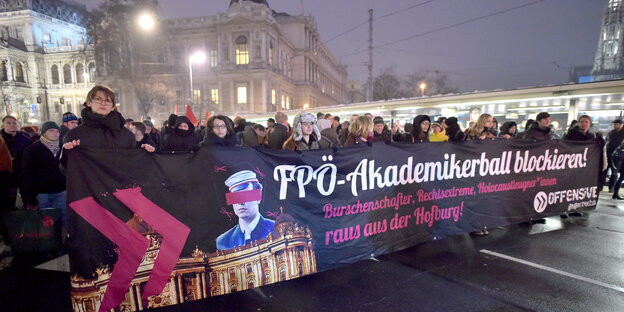 Frauen demonstrieren mit Banner gegen den Hofball der FPÖ Frauen demonstrieren mit Banner gegen den Hofball der FPÖ