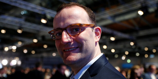Jens Spahn lächelt in die Kamera Jens Spahn lächelt in die Kamera