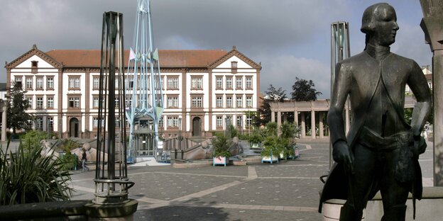 Rathaus von Pirmasens mit Ludwig IX.-Statue Rathaus von Pirmasens mit Ludwig IX.-Statue