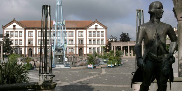 Rathaus von Pirmasens mit Ludwig IX.-Statue