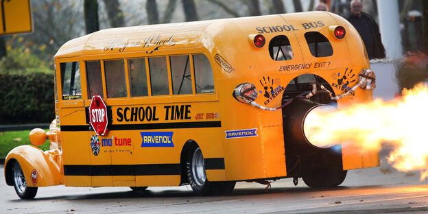 Ein Schulbus mit Turbinenantrieb auf einer Motorshow Ein Schulbus mit Turbinenantrieb auf einer Motorshow