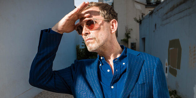 Timo Blunck schützt seine Augen vor der Sonne Timo Blunck schützt seine Augen vor der Sonne