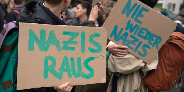 Mesnchen halten Schilder, auf denen steht "Nazis raus" Mesnchen halten Schilder, auf denen steht "Nazis raus"