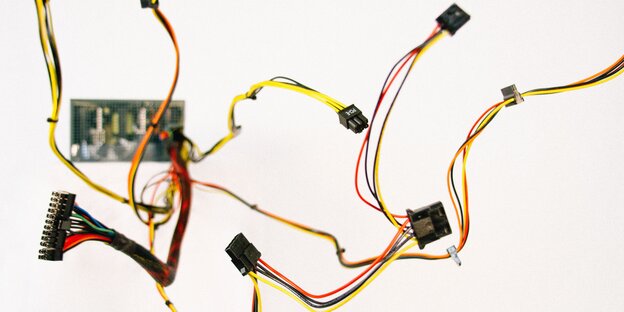 ein rot leuchtendes Kabel zwischen vielen blauen ein rot leuchtendes Kabel zwischen vielen blauen