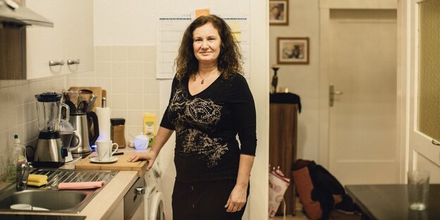 Eine Frau steht in einer Küche Eine Frau steht in einer Küche