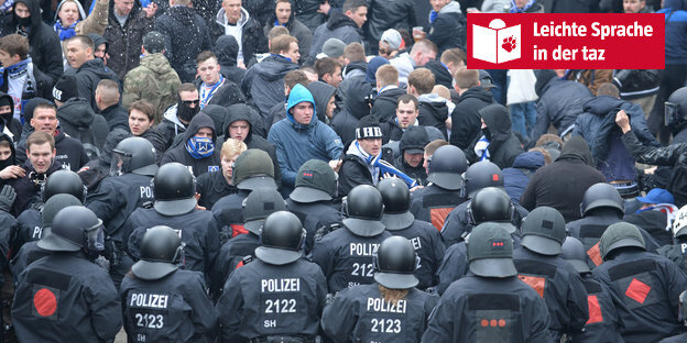 Viele Polizisten und Fußballfans treffen aufeinander Viele Polizisten und Fußballfans treffen aufeinander