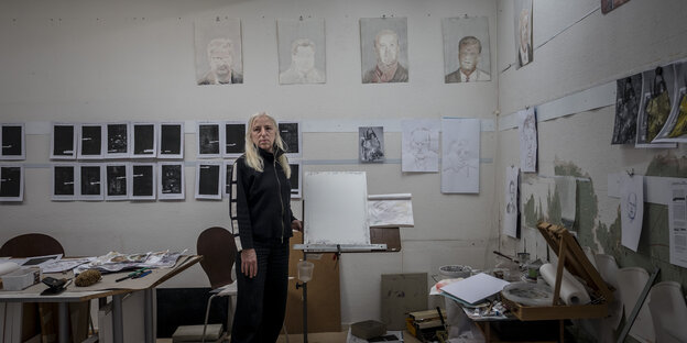 Katharina Kohl steht vor Bildern in ihrem Atelier Katharina Kohl steht vor Bildern in ihrem Atelier
