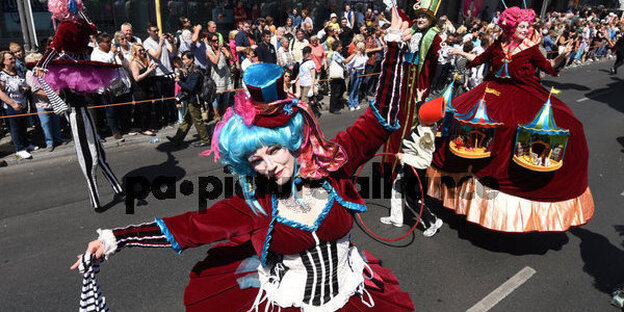 Tanzende Person auf der Straße beim Karneval der Kulturen Tanzende Person auf der Straße beim Karneval der Kulturen