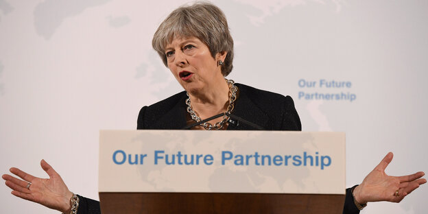 Theresa May an einem Stehpult auf dem steht „Our Future Partnership“. Ihre Hände sind links und rechts neben dem Schild zu sehen Theresa May an einem Stehpult auf dem steht „Our Future Partnership“. Ihre Hände sind links und rechts neben dem Schild zu sehen