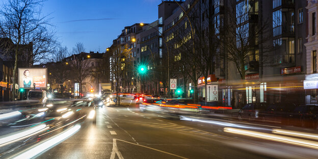 Verkehr am Abend auf der Stresemannstraße Verkehr am Abend auf der Stresemannstraße