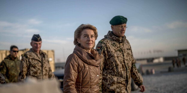 Von der Leyen geht mit Soldaten durch ein Feldlager Von der Leyen geht mit Soldaten durch ein Feldlager