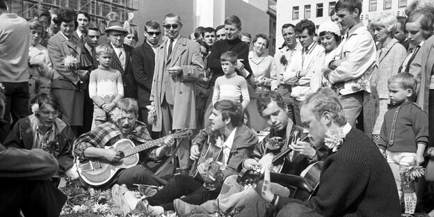 Ein kleines Hippie-Happening auf dem Kennedyplatz in Essen. Es wurde musiziert, Blumen wurden an die Passanten verteilt. Ein kleines Hippie-Happening auf dem Kennedyplatz in Essen. Es wurde musiziert, Blumen wurden an die Passanten verteilt.