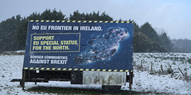 Anti-Brexit-Tafel an der Straße nach Newry, einer Stadt in Nordirland Anti-Brexit-Tafel an der Straße nach Newry, einer Stadt in Nordirland