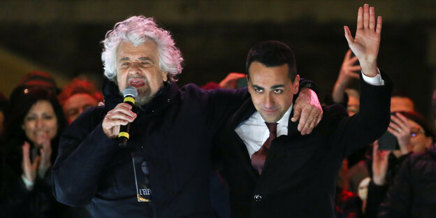 02.03.2018, Italien, Rom: Luigi Di Maio (r), Spitzenkandidat der Fünf-Sterne-Bewegung, und Beppe Grillo, Gründer der Partei, nehmen an einer Wahlkampfveranstaltung teil. 02.03.2018, Italien, Rom: Luigi Di Maio (r), Spitzenkandidat der Fünf-Sterne-Bewegung, und Beppe Grillo, Gründer der Partei, nehmen an einer Wahlkampfveranstaltung teil.