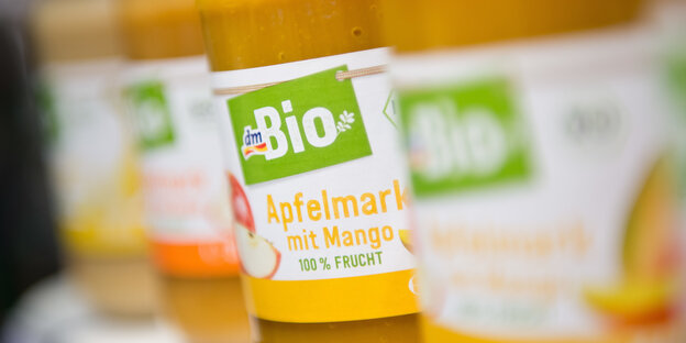 mehrere Gläser mit dem herkömmlichen Biosiegel von dm mehrere Gläser mit dem herkömmlichen Biosiegel von dm