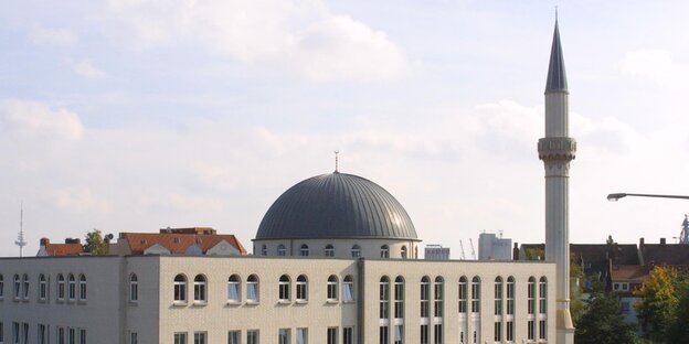 Die Kuppel einer Moschee vor blassblauem Himmel Die Kuppel einer Moschee vor blassblauem Himmel