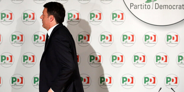 Matteo Renzi ist von der Seite zu sehen, er läuft aus dem Bild Matteo Renzi ist von der Seite zu sehen, er läuft aus dem Bild