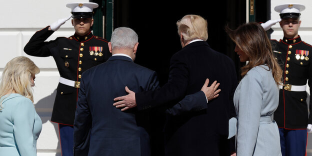 Trump und Netanjahu gehen gemeinsam ins Weiße Haus, sie sind von hinten zu sehen und haben den Arm um den jeweils anderen gelegt Trump und Netanjahu gehen gemeinsam ins Weiße Haus, sie sind von hinten zu sehen und haben den Arm um den jeweils anderen gelegt