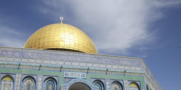 Die Kuppel des Felsendoms in Jerusalem glänzt golden in der Sonne Die Kuppel des Felsendoms in Jerusalem glänzt golden in der Sonne