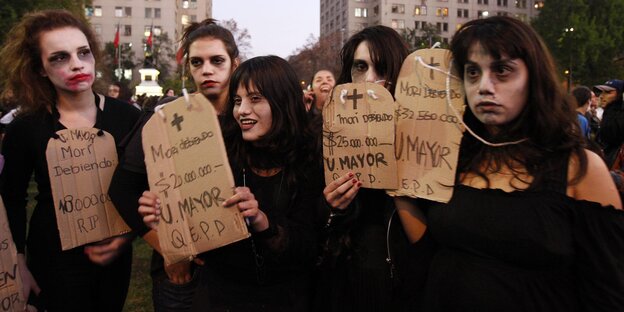 Fünf junge Frauen protestieren als Tote verkleidet Fünf junge Frauen protestieren als Tote verkleidet