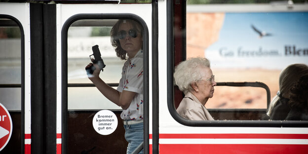 Marion Löblich (Marie Rosa Tietjen) steht mit einer Waffe in einem Linienbus Marion Löblich (Marie Rosa Tietjen) steht mit einer Waffe in einem Linienbus
