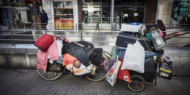 Das vollgepackte Fahrrad von Muttchen