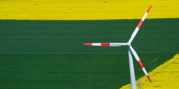 Windrad auf grün-gelbem Feld Windrad auf grün-gelbem Feld