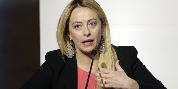 Giorgia Meloni vor einem Mikrofon Giorgia Meloni vor einem Mikrofon