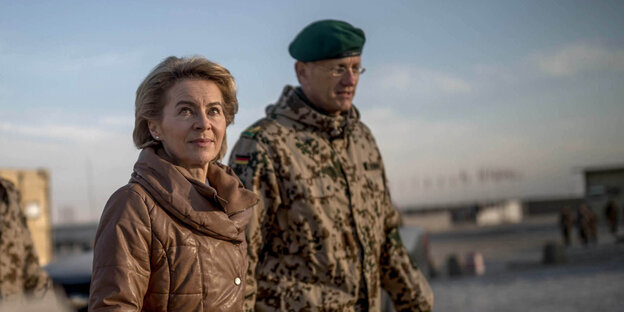 Verteidigungsministerin Ursula von der Leyen (CDU) geht durchs Feldlager Camp Marmal Verteidigungsministerin Ursula von der Leyen (CDU) geht durchs Feldlager Camp Marmal