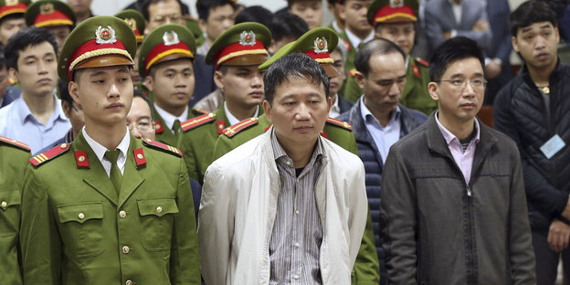 Der angeklagte Geschäftsmann Trinh Xuan Thanh hört während seines Prozesses wegen Korruption die Urteilsverkündung. Der angeklagte Geschäftsmann Trinh Xuan Thanh hört während seines Prozesses wegen Korruption die Urteilsverkündung.