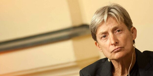 Die Philosophin Judith Butler am Rednerpult Die Philosophin Judith Butler am Rednerpult