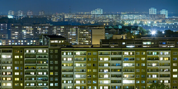 Eine Plattenbausiedlung in Berlin Marzahn-Hellersdorf bei Dämmerung Eine Plattenbausiedlung in Berlin Marzahn-Hellersdorf bei Dämmerung