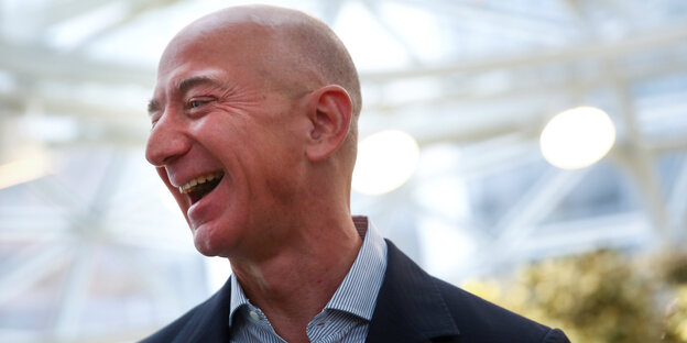 Porträt Jeff Bezos, während er lacht Porträt Jeff Bezos, während er lacht