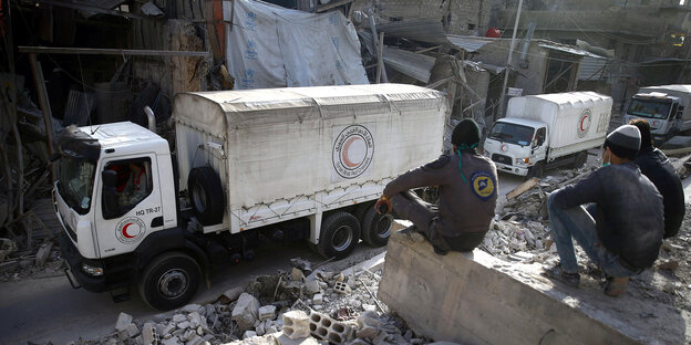 Mitglieder des Zivilschutzes sehen Hilfskonvois in der Ost-Ghouta zu Mitglieder des Zivilschutzes sehen Hilfskonvois in der Ost-Ghouta zu