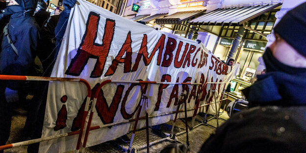 Vermummte Demonstranten mit Transparent Vermummte Demonstranten mit Transparent