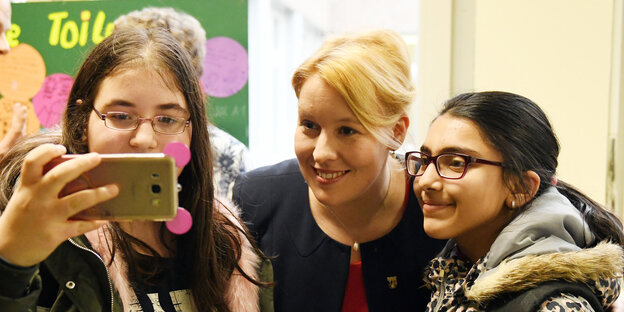 Franziska Giffey in der Mitte zwischen zwei Mädchen, die ein Selfie mit ihr machen Franziska Giffey in der Mitte zwischen zwei Mädchen, die ein Selfie mit ihr machen
