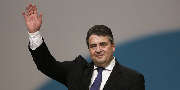 Ein Mann, Sigmar Gabriel, winkt