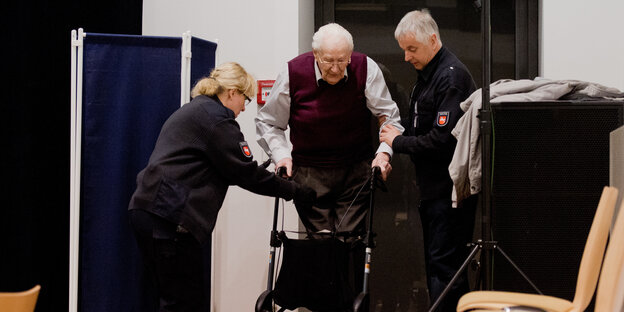Oskar Gröning mit Rollator bei Gericht Oskar Gröning mit Rollator bei Gericht