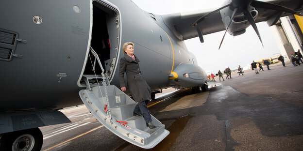 Ursula von der Leyen steigt aus einem Bundeswehr-Airbus Ursula von der Leyen steigt aus einem Bundeswehr-Airbus