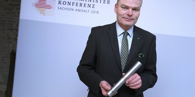 Ein Mann hält einen Stahlstab in den Händen Ein Mann hält einen Stahlstab in den Händen