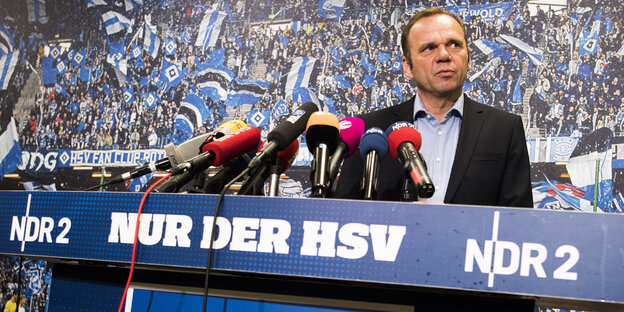 Der Präsident des Hamburger SV Bernd Hoffmann bei einer Pressekonferenz Der Präsident des Hamburger SV Bernd Hoffmann bei einer Pressekonferenz