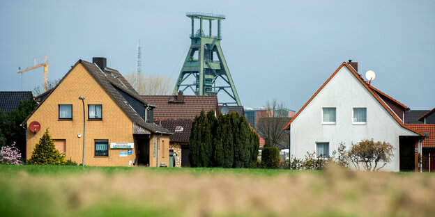 Einfamilienhäuser vor dem Förderturm von Schacht Konrad Einfamilienhäuser vor dem Förderturm von Schacht Konrad