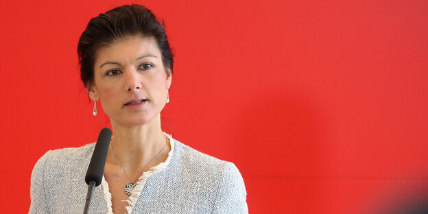 Sahra Wagenknecht vor einer roten Wand Sahra Wagenknecht vor einer roten Wand