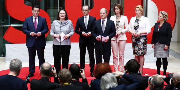 Links Andres Nahles, rechts Olaf Scholz vor einem Mikro, vor ihnen stehen Leute und machen Handyfotos Links Andres Nahles, rechts Olaf Scholz vor einem Mikro, vor ihnen stehen Leute und machen Handyfotos