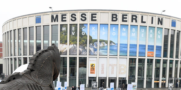 Die Messehalle vor grauem Himmel