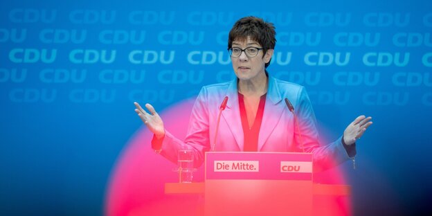 Kramp-Karrenbauer an einem Redepult Kramp-Karrenbauer an einem Redepult